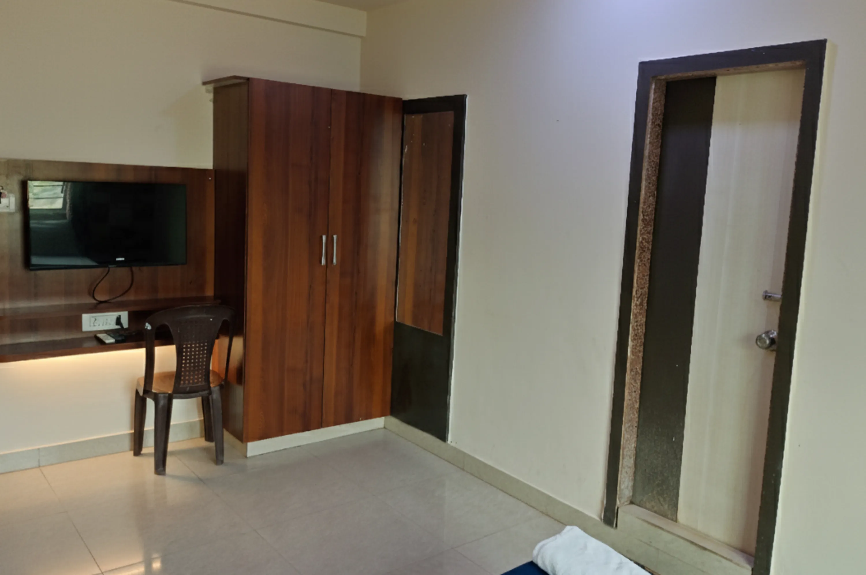 Non AC Double Room for Pilgrims near Somnath Temple at Hotel Shiv Sadan