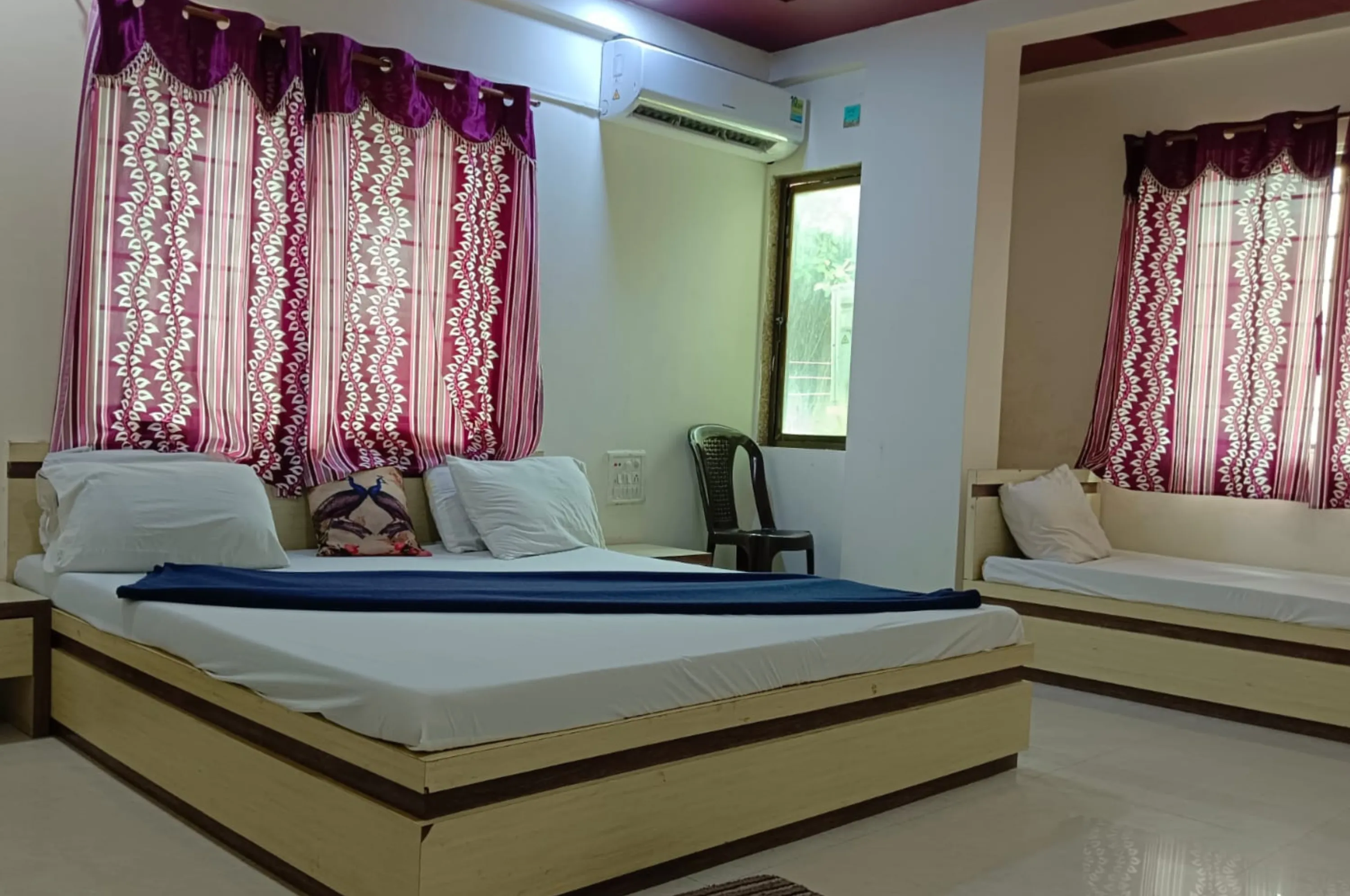 Best Triple Bed Room near Somnath Temple at Hotel Shivsadan
