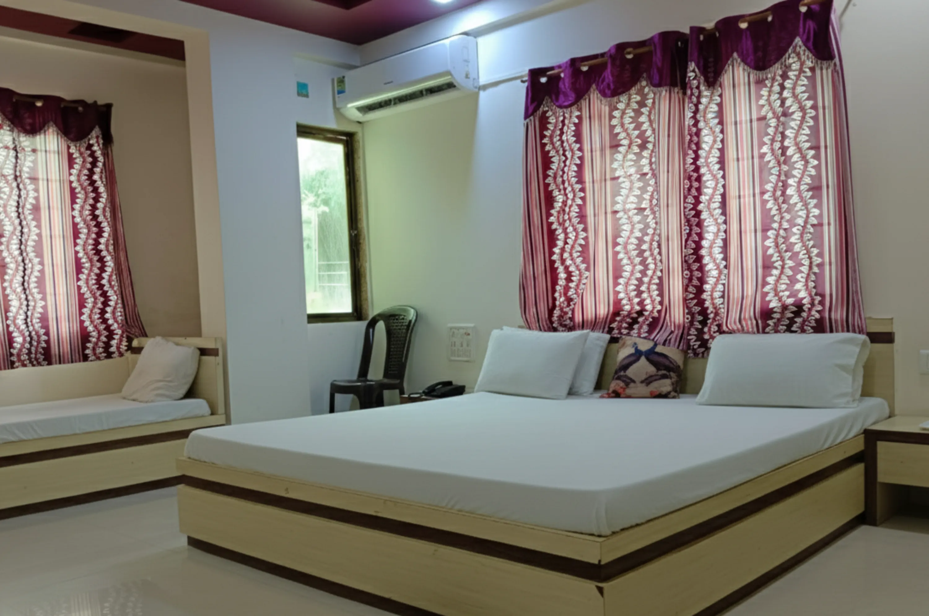 Budget Triple Bed Room in Somnath at Hotel Shivsadan