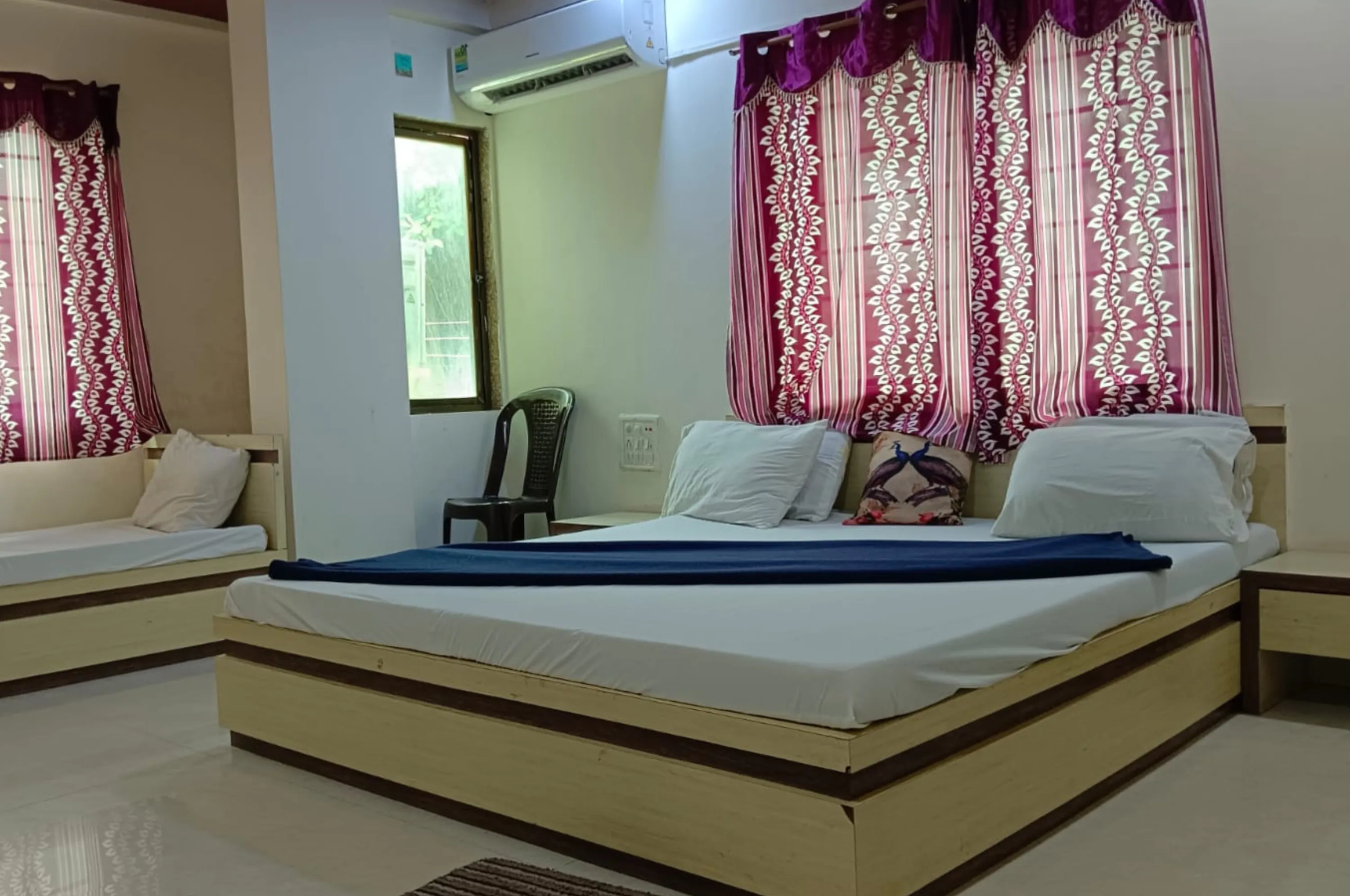 Hotel Shivsadan Triple Bed Room in Somnath