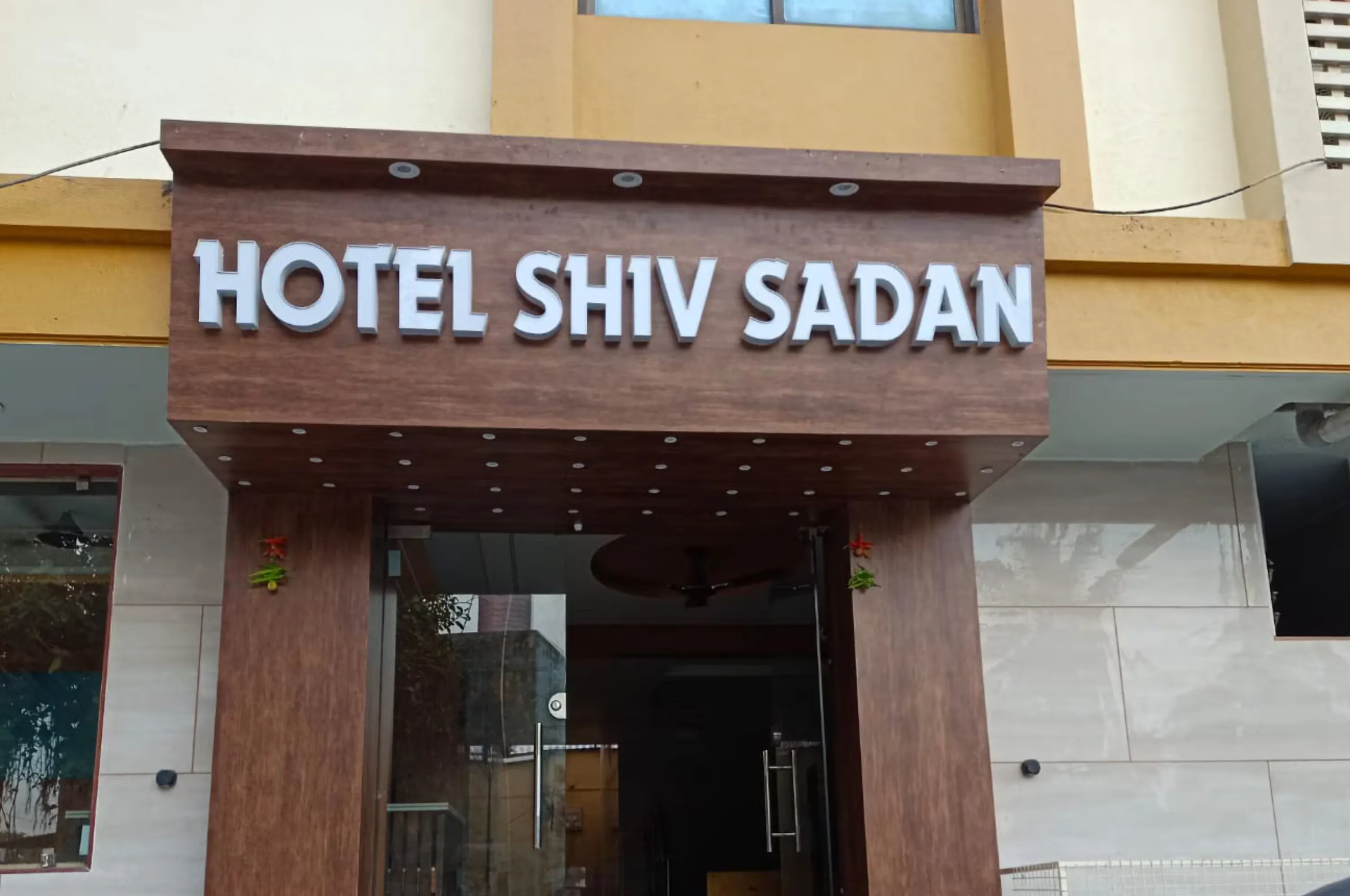 Main entrance of family-friendly Hotel Shiv Sadan Somnath